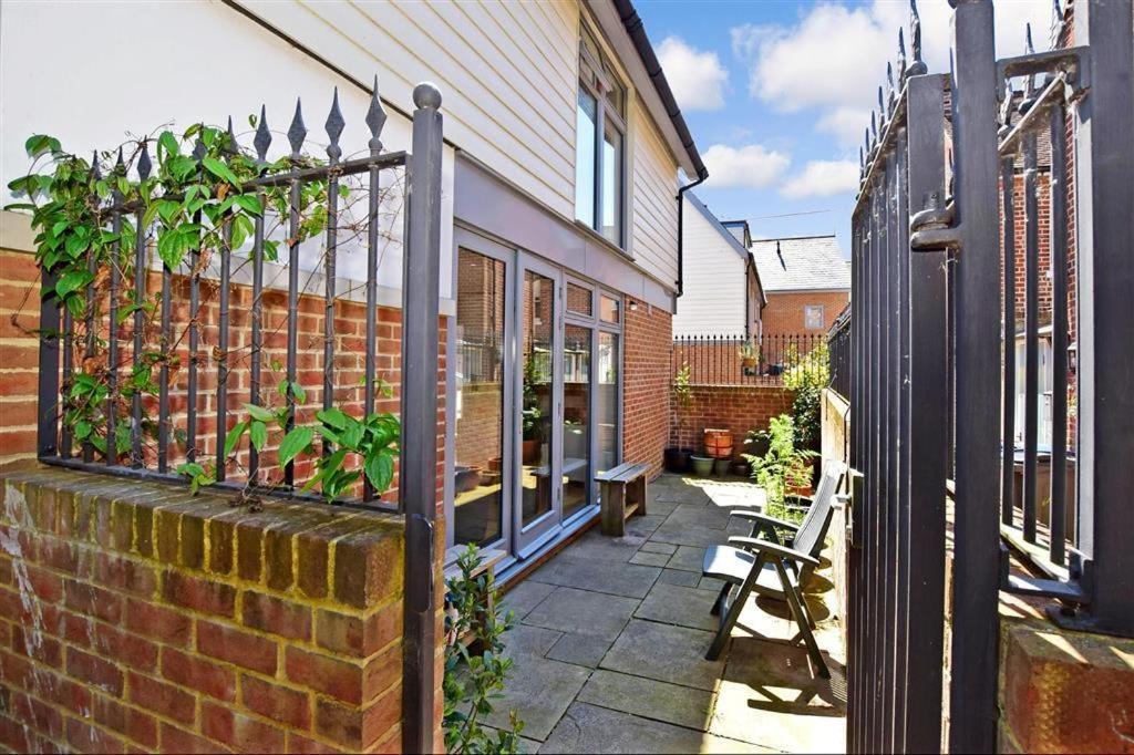 Modern City Centre House With Free Parking Canterbury Exterior photo