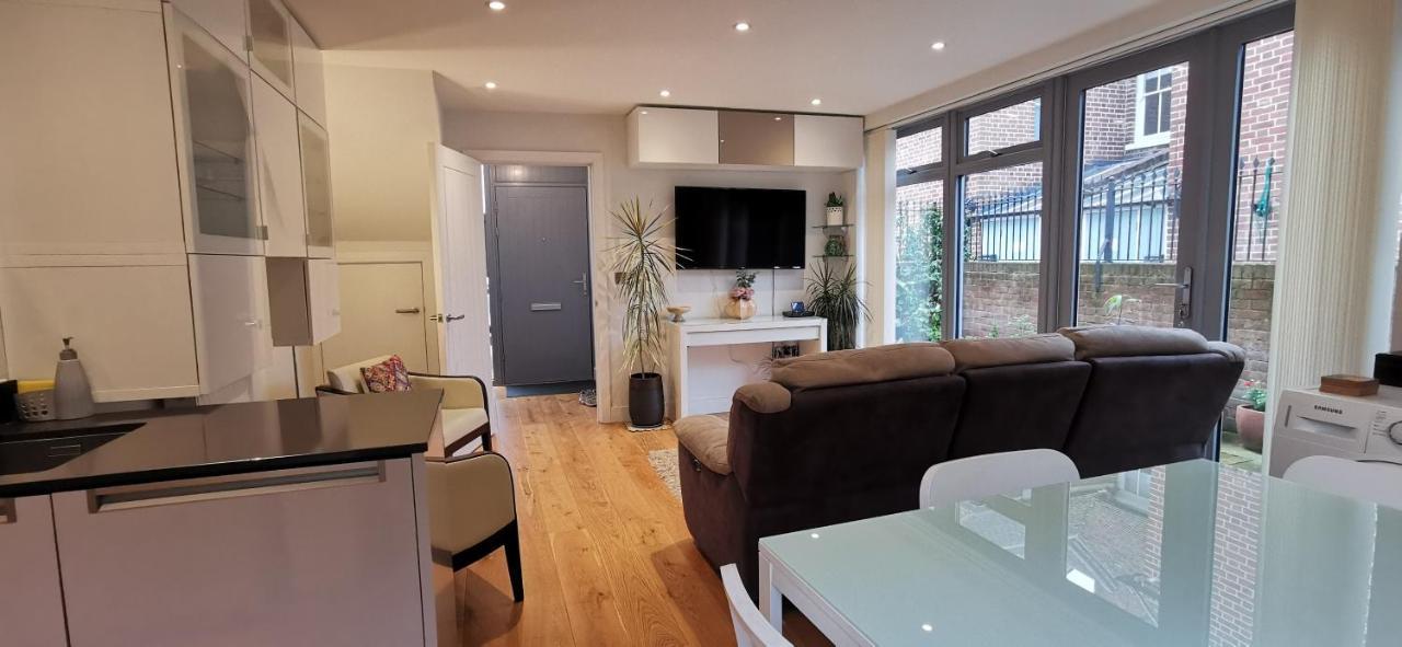 Modern City Centre House With Free Parking Canterbury Exterior photo