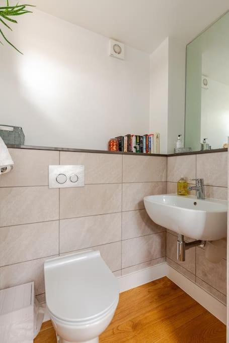 Modern City Centre House With Free Parking Canterbury Exterior photo
