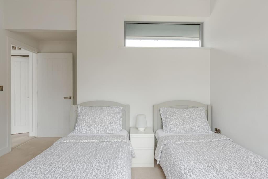 Modern City Centre House With Free Parking Canterbury Exterior photo