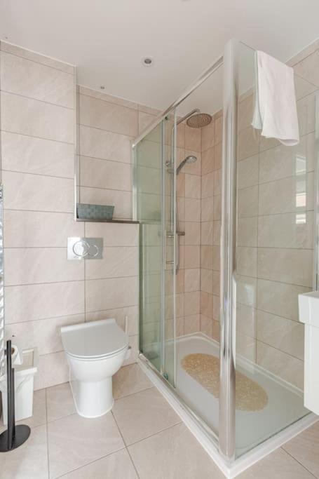 Modern City Centre House With Free Parking Canterbury Exterior photo