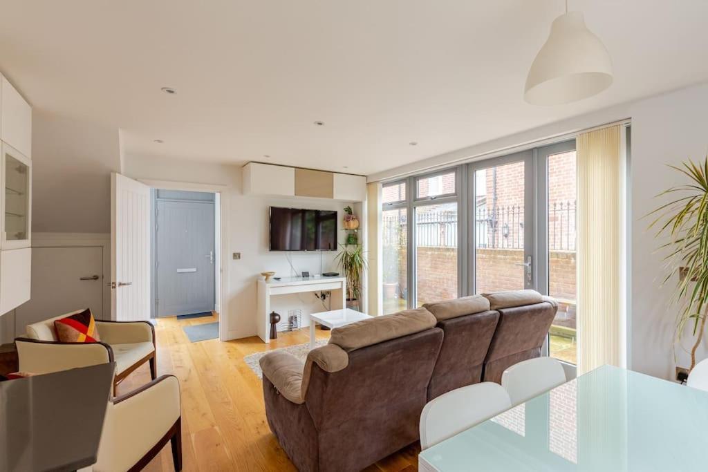 Modern City Centre House With Free Parking Canterbury Exterior photo
