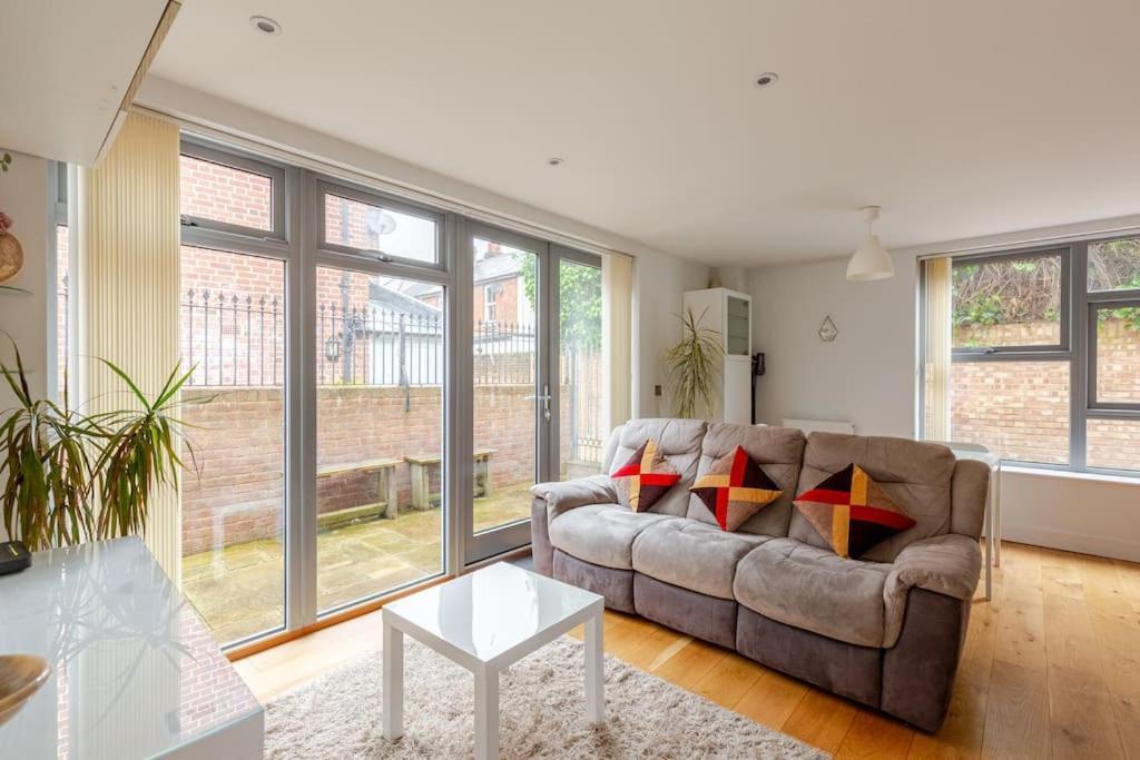 Modern City Centre House With Free Parking Canterbury Exterior photo