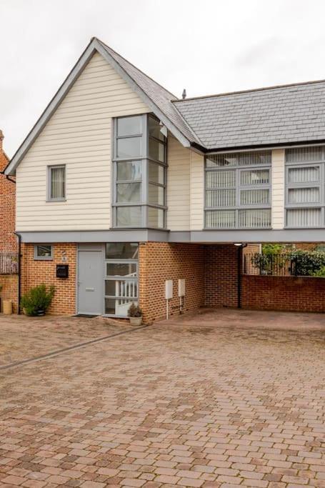 Modern City Centre House With Free Parking Canterbury Exterior photo