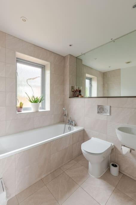 Modern City Centre House With Free Parking Canterbury Exterior photo