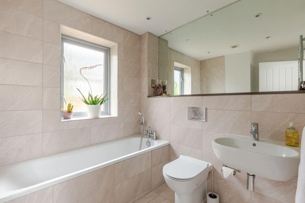 Modern City Centre House With Free Parking Canterbury Exterior photo