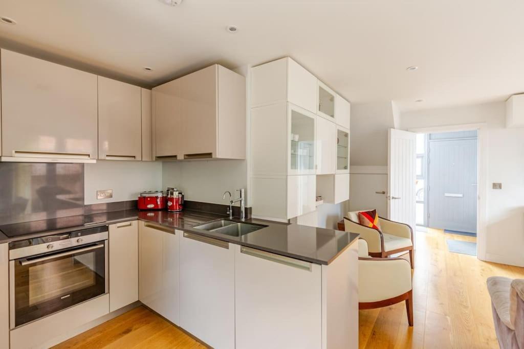 Modern City Centre House With Free Parking Canterbury Exterior photo