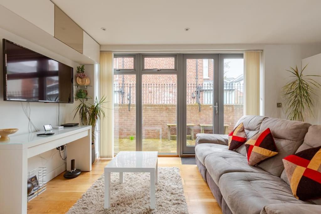 Modern City Centre House With Free Parking Canterbury Exterior photo